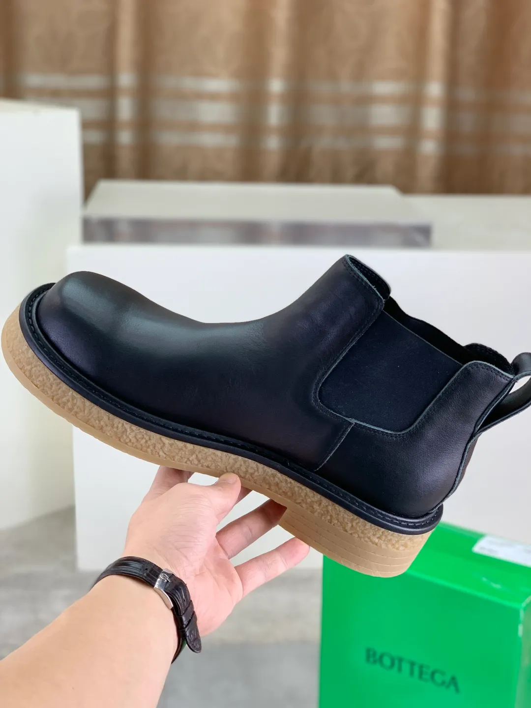 Men's men's shoes 💰P740 New model 💰 Top quality (beef tendon outsole series) 💎💎💎 BOTTEGA VENETA official website synchronizes the latest model, top version of the market's highest version of BV business leather shoes, accept material comparison, shoe type comparison, process comparison, practical and texture, versatile, suitable for any occasion, the more you look at it, the more flavorful it becomes. Pure hand-woven craftsmanship - upper material, imported original hand-woven calfskin - high-quality water-dyed sheepskin lining - original private model customized beef tendon outsole -Size: female 35-39 (34 40 customized) male 39-44 (38 45 customized) Comes with original BV green box, complete packaging.